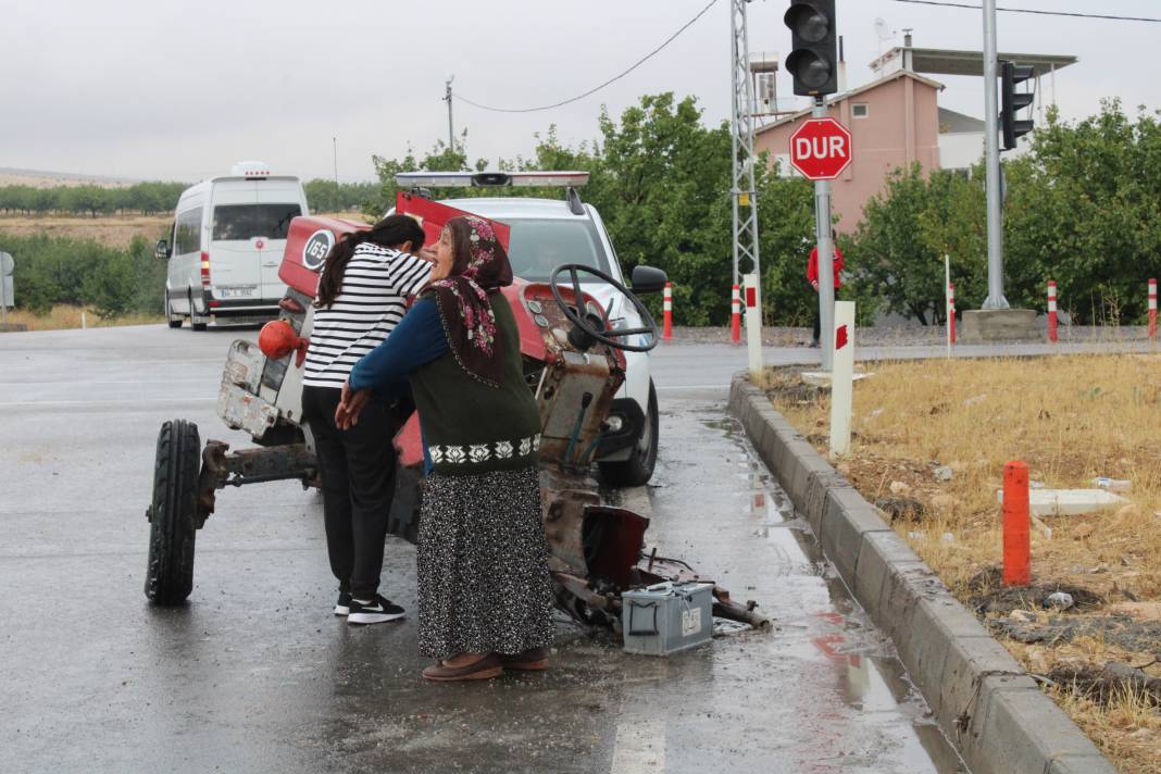 Yolcu otobüsü ve traktör çarpıştı, biri ikiye bölündü: 1 ölü, 1 yaralı 1